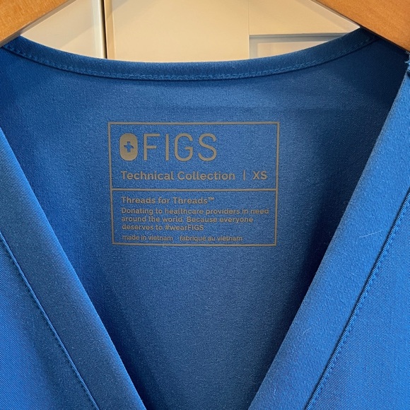NWOT Figs Womens Royal Blue Two Pocket V-Neck Scrub Top - Picture 3 of 6